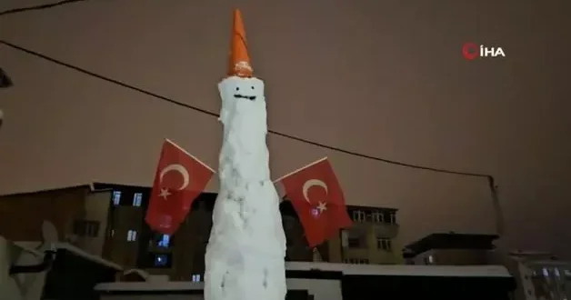 Elazığ da dev kardan adam görenleri hayrete düşürdü