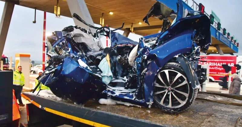 Otobüs otomobili biçti: 2 ölü