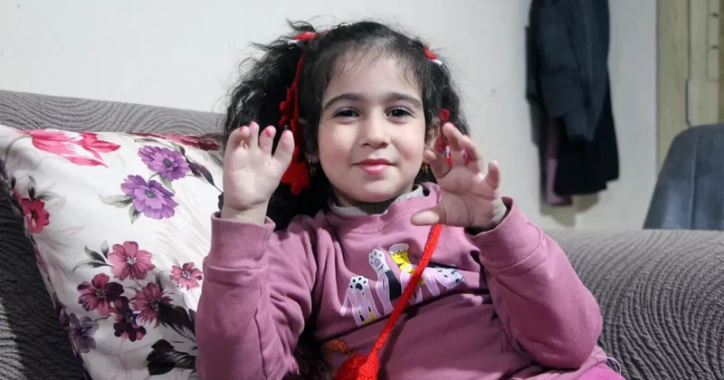 Yapışık parmakla doğan Elif in tedavisi babasının işten çıkarılmasıyla yarım kaldı