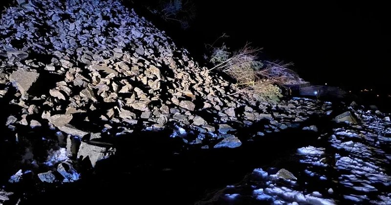 Sinop ta toprak kayması nedeniyle köy yolları ulaşıma kapandı