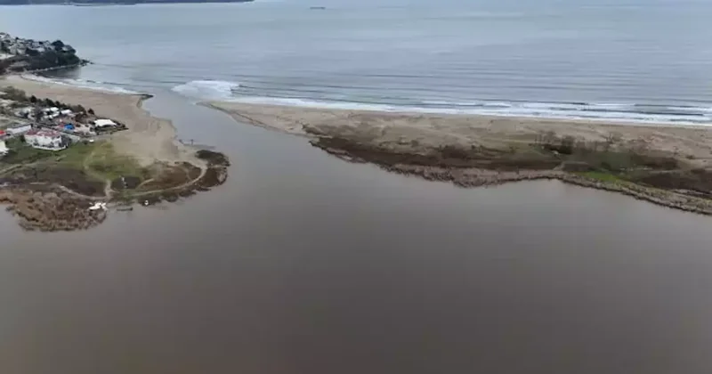 Yağışlar sonrası dikkat çeken olay: Göl, denizle birleşti!