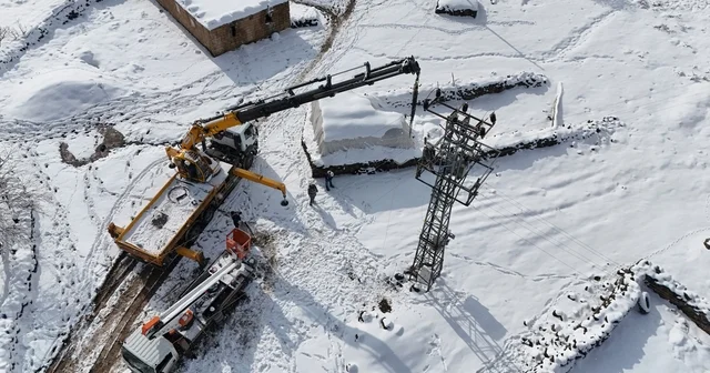 Ekipler zorlu hava şartlarında enerji hatlarını onarıyor Diyarbakır da enerji şirketi ekiplerinin zorlu hava şartlarında onarım çalışmaları dronla görüntülendi Diyarbakır Haberleri