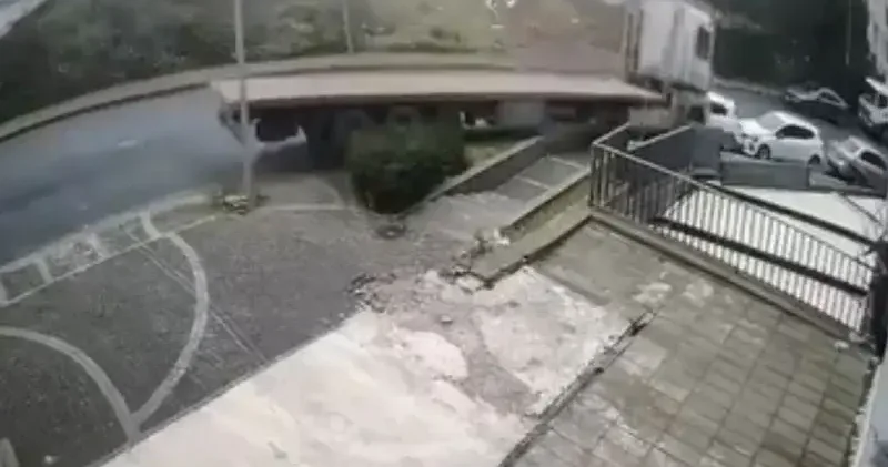 Başakşehir de yokuştan kayan TIR 5 araca çarptı; kaza kamerada