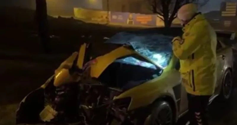 Arnavutköy de otomobil elektrik direğine çarptı: 5 yaralı Son dakika haberleri