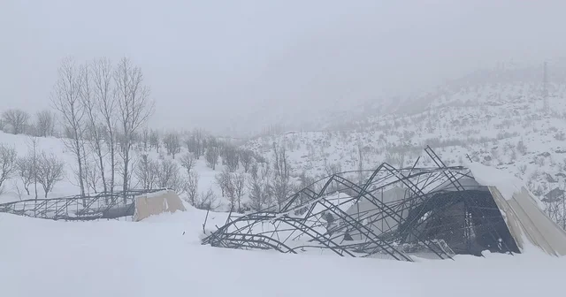 Yoğun kar yağışına dayanamayan halı sahanın demirleri çöktü Şırnak Haberleri