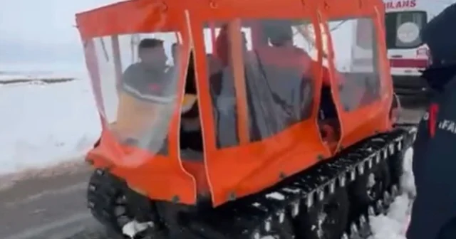 Gaziantep te düşük riski olan hamile kadın paletli kar aracıyla kurtarıldı Hamile kadın için sağlık, AFAD ve köylüler seferber oldu, karlı yollar aşılamayınca devreye paletli kar aracı girdi Gaziantep Haberleri