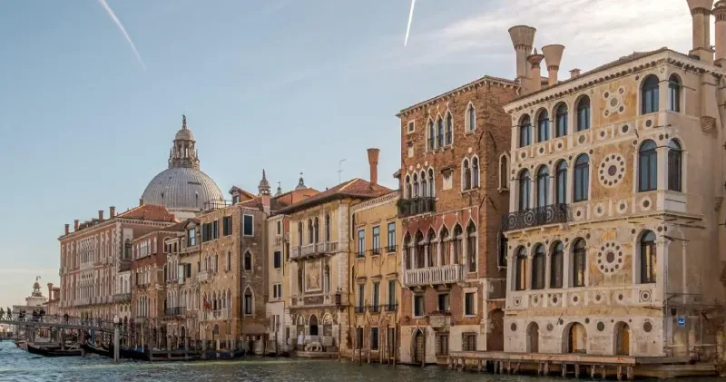 Dokuz yatak odası, yedi zamansız ölüm: Lanetli Venedik Sarayı alıcı bulmaya çalışıyor