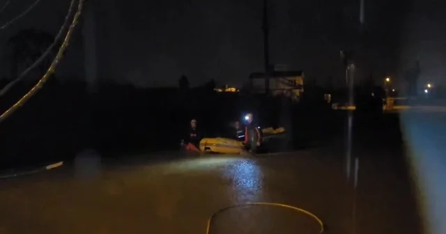 Sağanak yağmurun etkili olduğu Antalya da mahsur kalan vatandaşlar botlarla kurtarıldı Antalya Haberleri