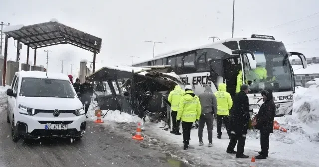 Bitlis te otobüs polis noktasına daldı: Dehşet anları kamerada VİDEO İZLE