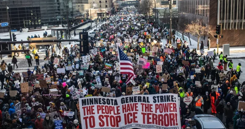 ABD de göçmen polislerine karşı binler sokağa çıktı: Aşırı soğuğa rağmen sokaklar doldu, ekonomik karartma çağrıları yapıyor