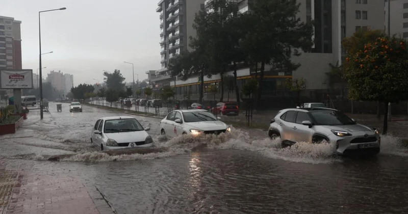 Antalya da yollar göle döndü