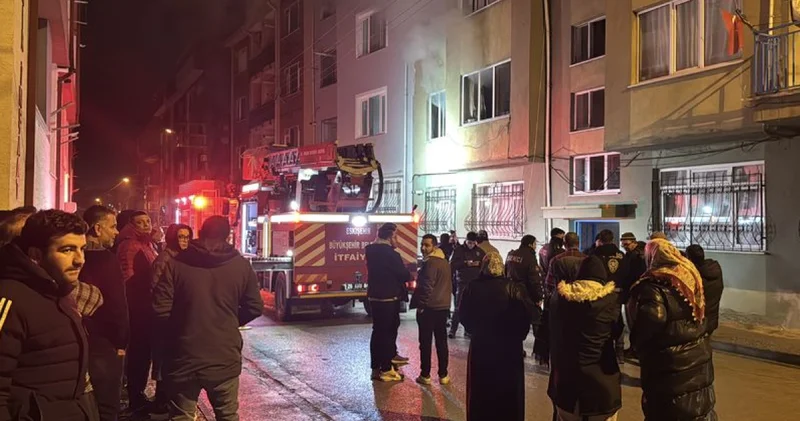 Eskişehir de 3 katlı binada çıkan yangın söndürüldü