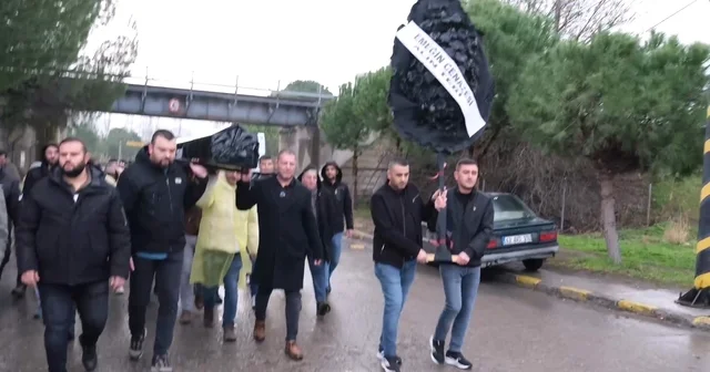 TORKU ya siyah tabutlu eylem TES İŞ ten TORKU ya Hakkımızı geciktirmeyin çağrısı Soma Termik Santrali önünde siyah tabutlu eylem Manisa Haberleri