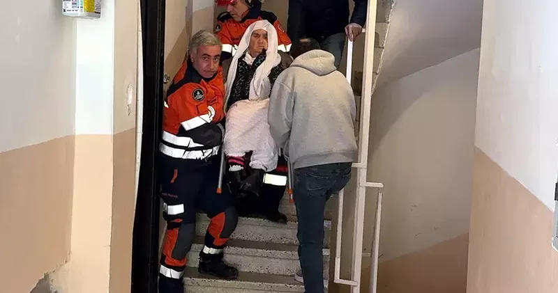 Avcılar da ameliyat olan kadın itfaiye yardımıyla hastaneye götürüldü