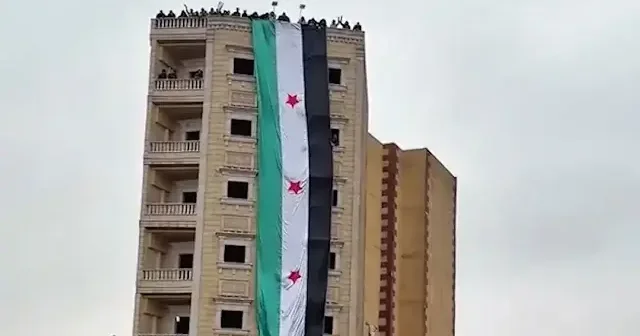 Rakka nın en yüksek binana Suriye bayrağı çekildi VİDEO İZLE