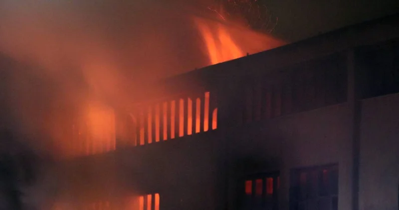 Patlama sonrası alevler yükseldi: Adana da fabrika yangını!