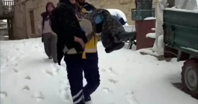 90 yaşındaki hastayı kucağını alarak ambulansa taşıdı Karaman Haberleri
