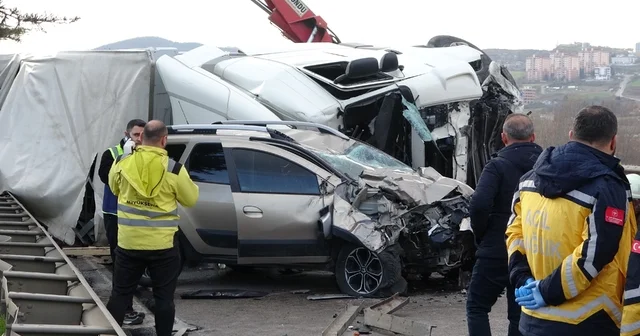 Tır karşı şeride geçip araçlara daldı: 1 ölü, 3 yaralı Samsun Haberleri