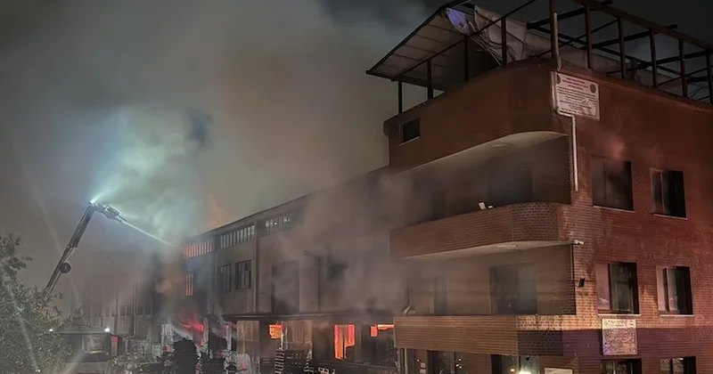 Adana’da parke fabrikası alevlere teslim oldu: Yangın kontrol altına alındı Sözcü Gazetesi