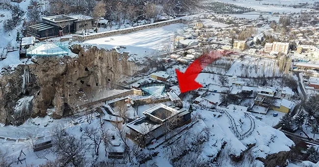 Kayalıkların üzerine inşa edildi: 250 metre yükseklikte! Türkiye’de bünyesinde 2 tane bulunduran tek ilçedir