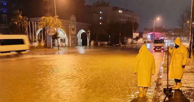 SON DAKİKA Antalya Sarı kodla uyarılmıştı: Sular altında kaldı!