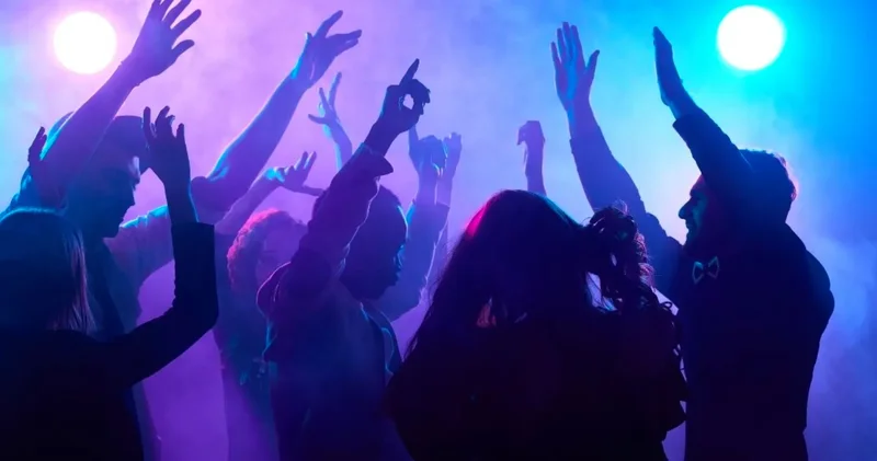 İstanbul gece hayatında yeni dönem: Yasaklı madde kullanmak yasaktır yazıları asılıyor, çöpler kontrol edilip kameralar inceleniyor