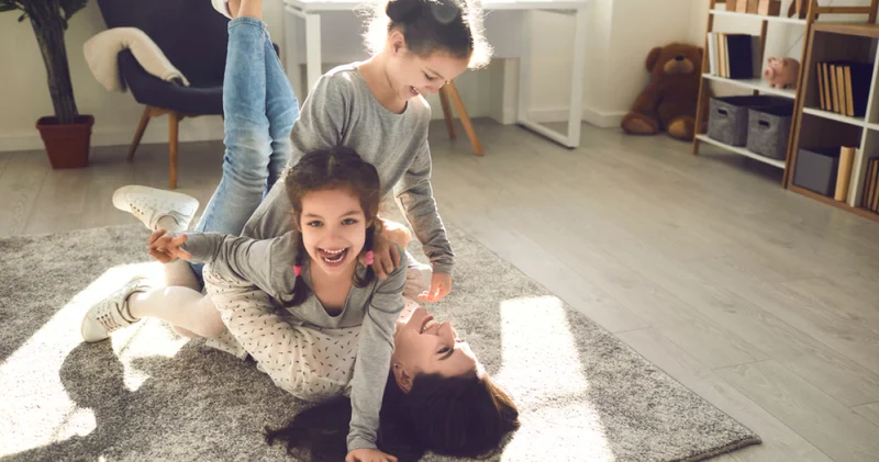 Ekranlardan uzak, kahkahalara yakın: Evde çocuklarla oynanacak oyunlar