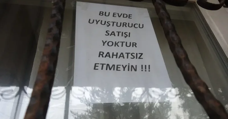 İsyan eden mahalleli evinin camına Uyuşturucu satışı yoktur yazısı astı