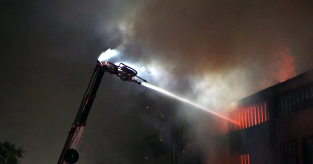 Adana da parke ve panel üretilen fabrikada yangın Adana Haberleri