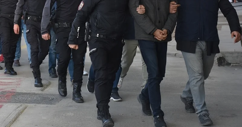 İzmir de izinsiz yürüyüşe polis müdahalesi: 6 gözaltı