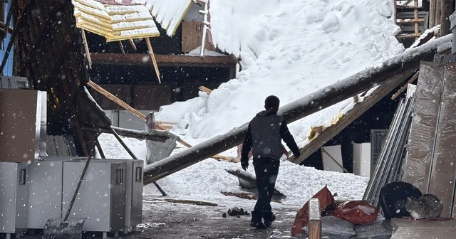 Son yılların en yoğun kar yağışı, hayatı olumsuz etkiledi Sivas ta çatılar çöktü, iş makinaları devrildi Sivas Haberleri