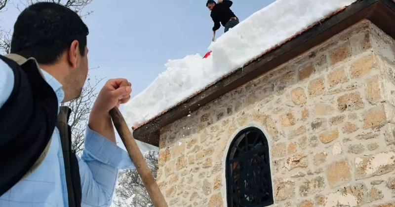 Tarihi miras onlara emanet: Muhtar ve imamdan örnek kar mesaisi