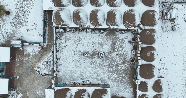 Beyazla tarihin buluşması eşsiz manzara oluşturdu Harran da kar manzarası havadan görüntülendi Şanlıurfa Haberleri