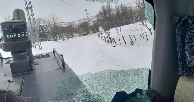 Bingöl de ahır yolunu açmadılar diye iş makinesine saldırdılar Bingöl Haberleri