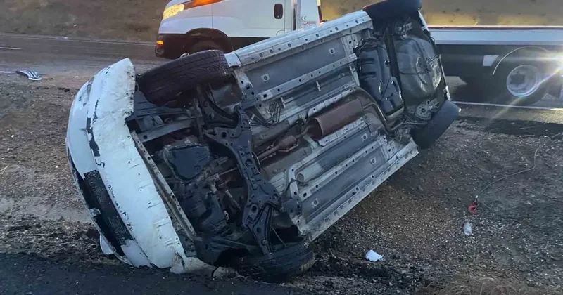 Konya’da otomobil refüje devrildi: 4 yaralı