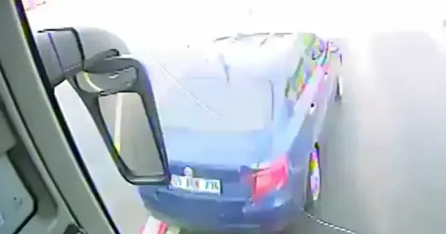 İstanbul da yolcu otobüsünün otomobile çarpması sonucu iki kişinin öldüğü kaza kamerada VİDEO İZLE