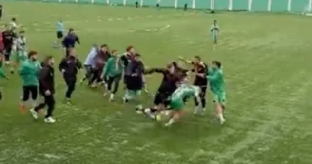 Süper Amatör Lig maçında futbolcular kavga etti; o anlar kamerada Rize Haberleri