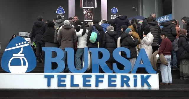 500 metreyi aşan kuyruk, sadece ona binebilmek için Binlerce kişi, saatlerce teleferiğe binmek için sıra bekledi Kuyruk ise, ara sokaklara doğru uzadıkça uzadı Araç trafiğine takılmak istemeyen, teleferik kuyruğuna takıldı Bursa Haberleri