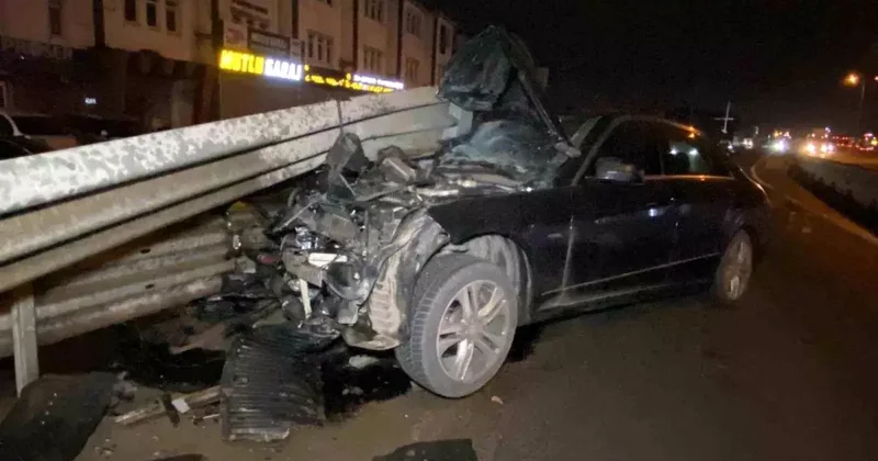 Kocaeli de Kaza: Otomobil Bariyere Çarptı