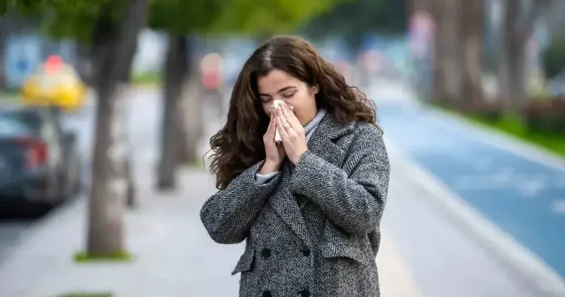 Soğuk hava tek sebep değil: Kış aylarında boğaz ağrısı ve enfeksiyon artışının nedeni belli oldu Sağlık Haberleri