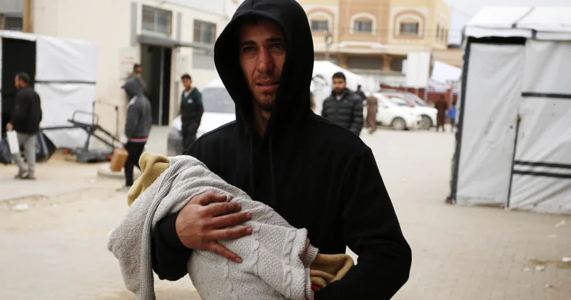 Gazze de insanlık donuyor: 10 çocuk soğuktan can verdi