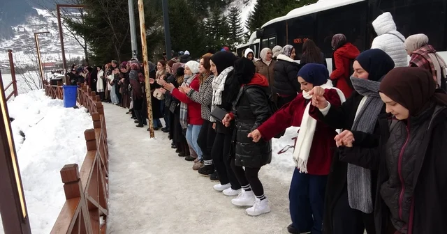 Uzungöl ün çevresinde binlerce kişi horon halkası oluşturdu Trabzon Haberleri