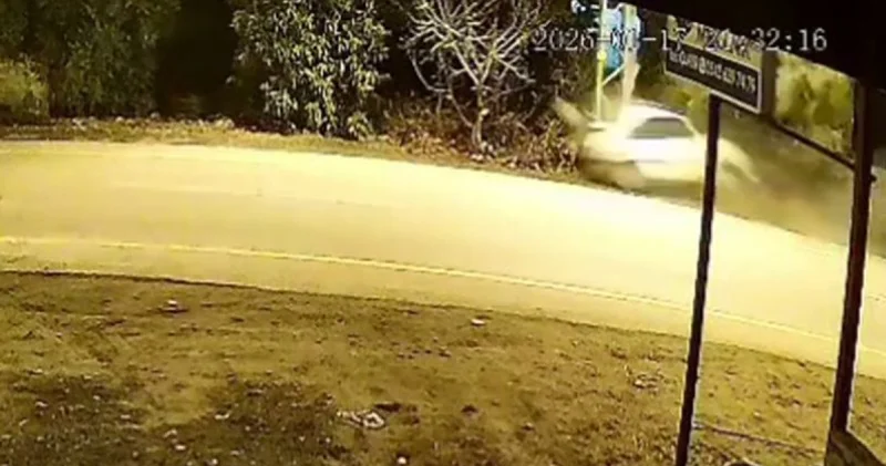 Son dakika: Elektrik direğine çarpan otomobil 18 yaşındaki gence mezar oldu: Feci kaza kamerada Son dakika haberleri