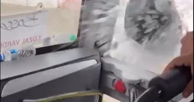 Motosiklet sürücüsü, yol verme kavgasında servis minibüsünün camını kaskıyla kırdı; o anlar kamerada Adana Haberleri