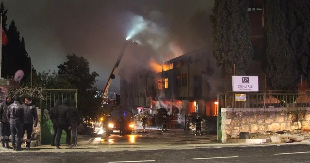 Adana da fabrika yangını Fabrikada çıkan yangında 1 saatlik çalışmanın ardından kontrol altına alınırken soğutma çalışmaları devam ediyor Adana Haberleri