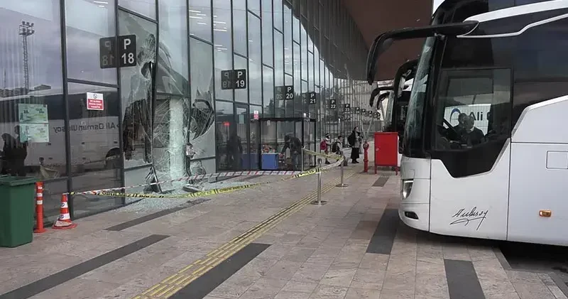 Yolcu otobüsü, perondaki yolcuya çarpıp terminal binasına daldı