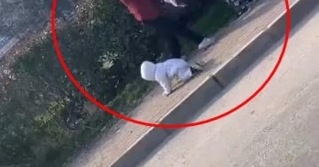 Bursa da iki kadın dilencinin yanlarındaki bebeğe rağmen yer kavgası kamerada Bursa Haberleri