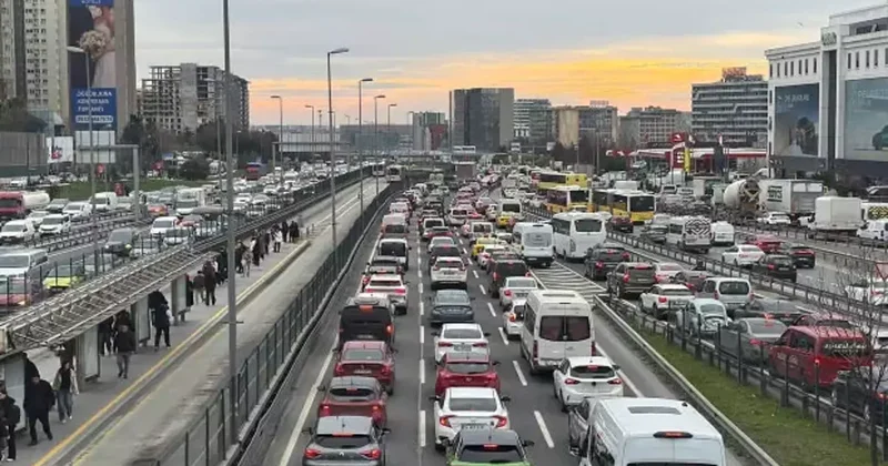 İstanbul da iftar yoğunluğu: Trafik durma noktasına ulaştı