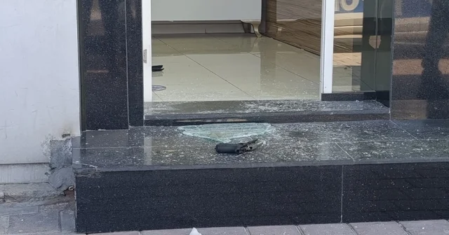 4 altın bileziği gasbeden şüpheli, üzerine kilitlenen dükkanın kapısını kırıp kaçtı Adana Haberleri