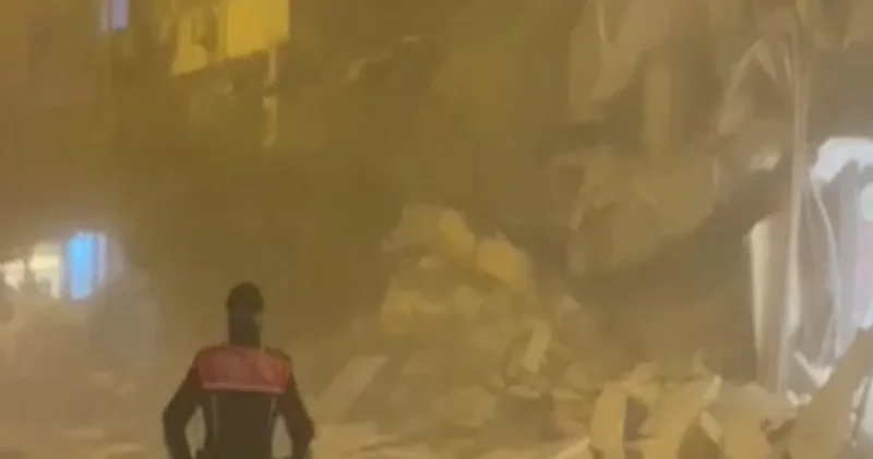 3 yıl sonra faciadan dönüldü: 6 Şubat’ta hasar alan bina yıkım sırasında çöktü